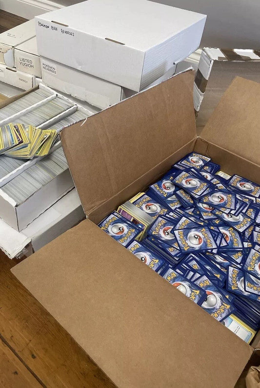 1000x Pokémon Cards Joblot Bulk Collection – Includes 15 Holos + 50 Reverse Holos – English – NM – UK Stock